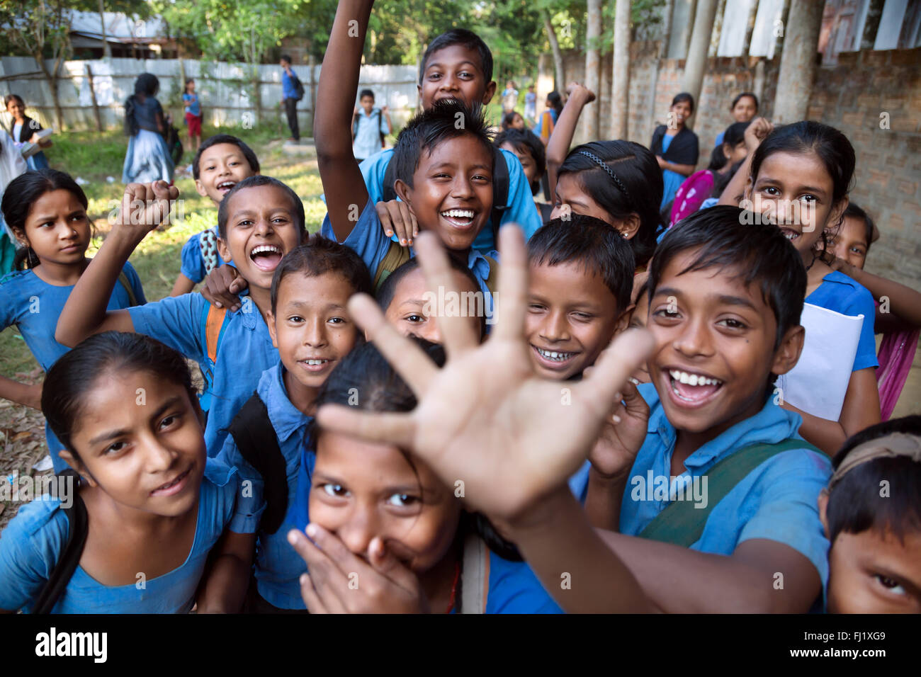 Eine Gruppe Kinder gehen nach der Schule in Bangladesch Sreemangal verrückt Stockfoto