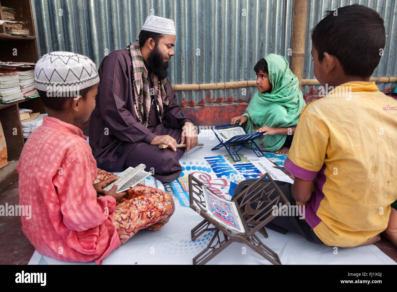 Koran Lehrer Unterricht geben in einem Slum in Dhaka, Bangladesh Stockfoto