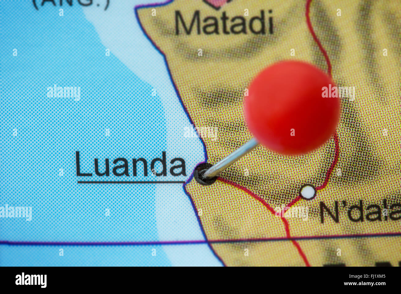Nahaufnahme der einen roten Pin in einer Karte von Luanda, Angola. Stockfoto