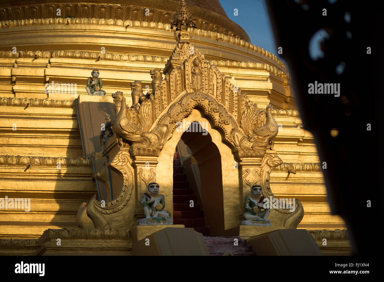 MANDALAY, Myanmar - von König Mindon 1857 am Fuße des Mandalay Hill gebaut, die Kuthodaw Pagode Häuser, was als größte Buch der Welt, die aus 729 kyauksa gu oder Stein - Inschrift Höhlen, die jeweils eine Marmorplatte auf beiden Seiten mit einer Seite des Textes von der Tipitaka, die gesamte Pali-kanon des Theravada-buddhismus eingeschrieben bekannt ist. Stockfoto