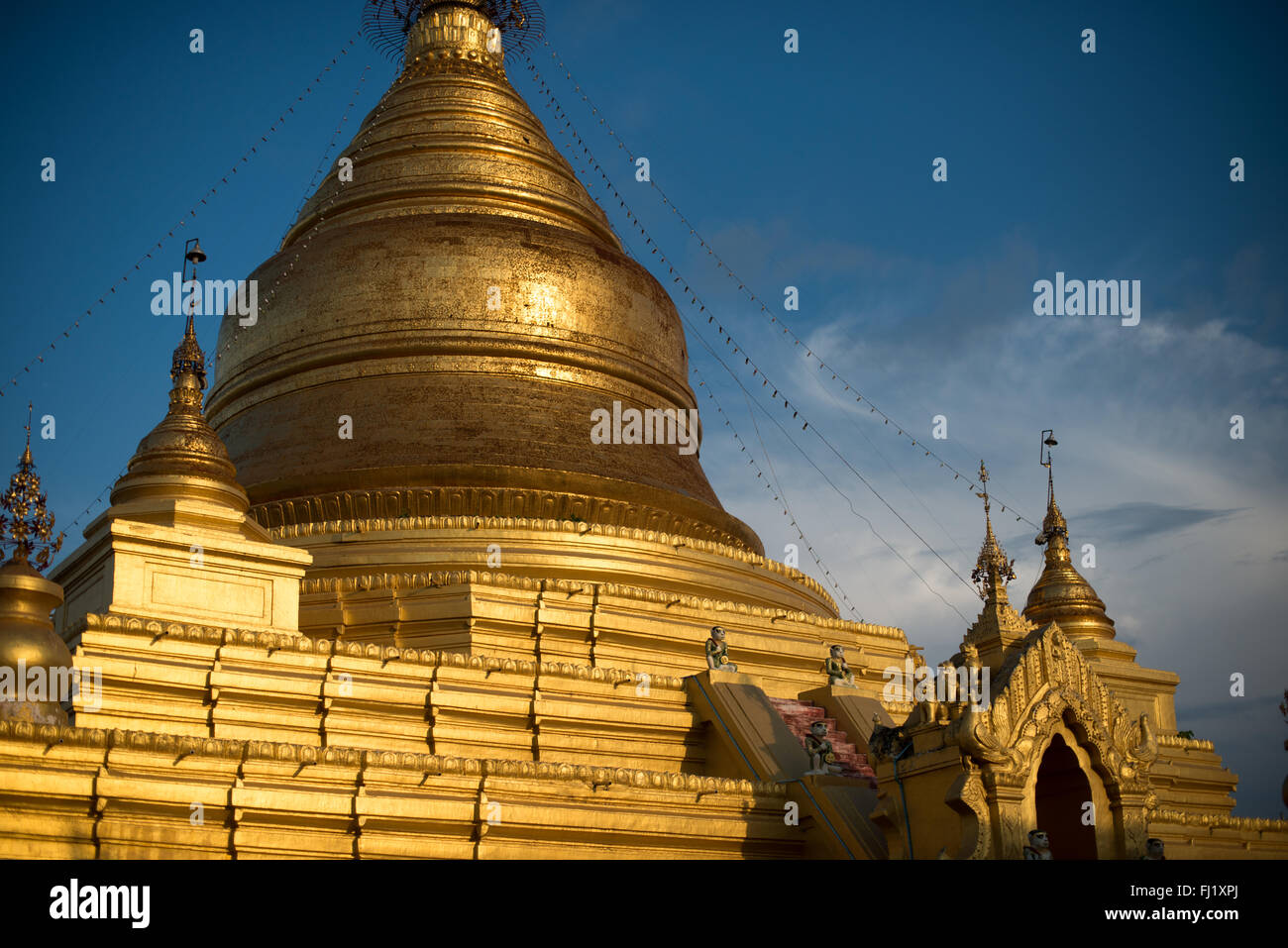 MANDALAY, Myanmar – die zentrale goldbedeckte Stupa der Kuthodaw-Pagode erhebt sich über dem Tempelkomplex. Dieses vergoldete Gebäude wurde 1857 während der Regierungszeit von König Mindon erbaut und dient als Mittelpunkt des Tempelgeländes, auf dem sich das größte Buch der Welt befindet. Die Stupa steht inmitten von 729 weißen Kyauksa-Gu mit Marmorplatten buddhistischer Schrift. Stockfoto