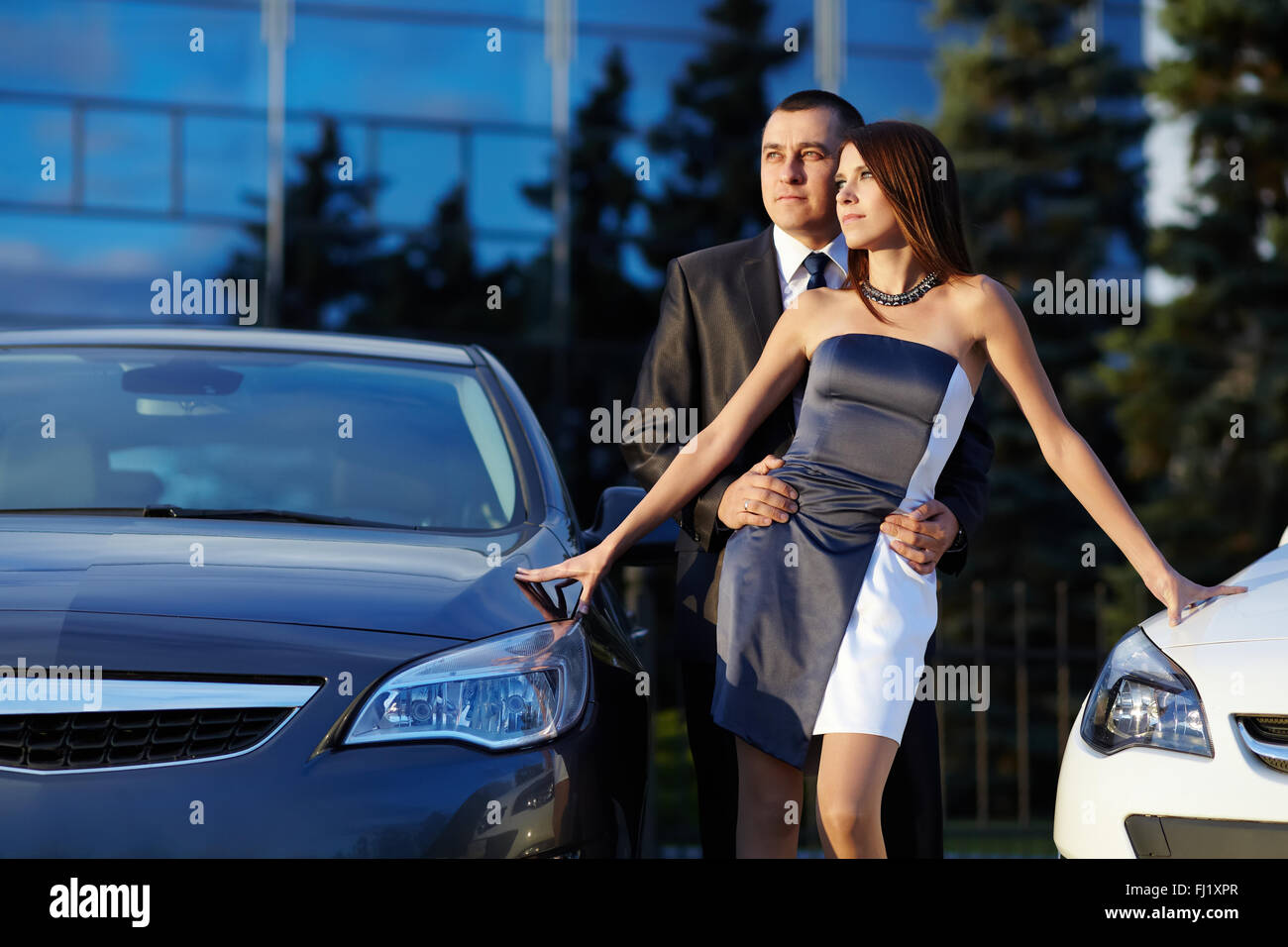 junges Paar Stand in der Nähe des Autos Stockfoto