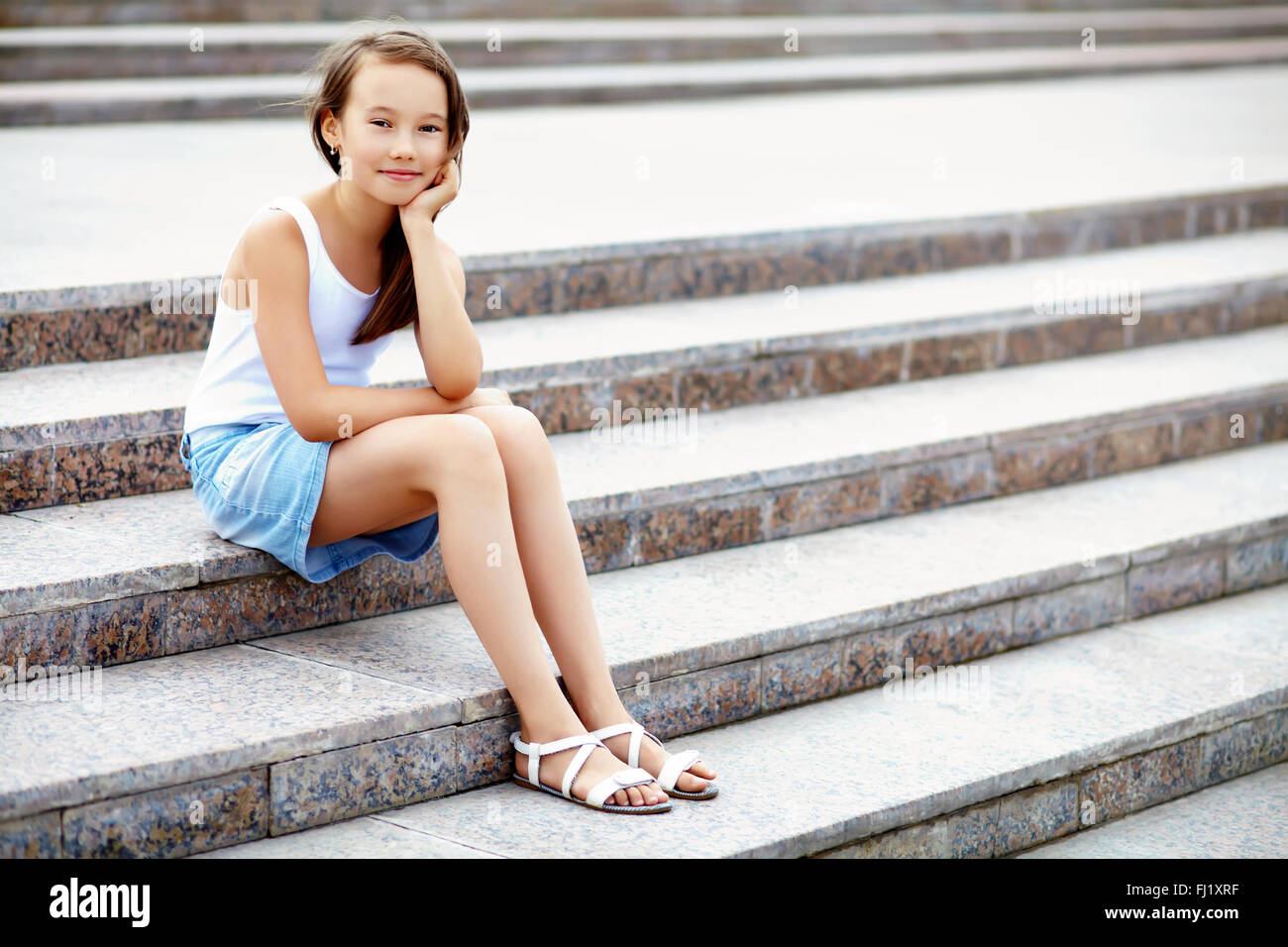 Mädchen auf der Treppe Stockfotografie Alamy