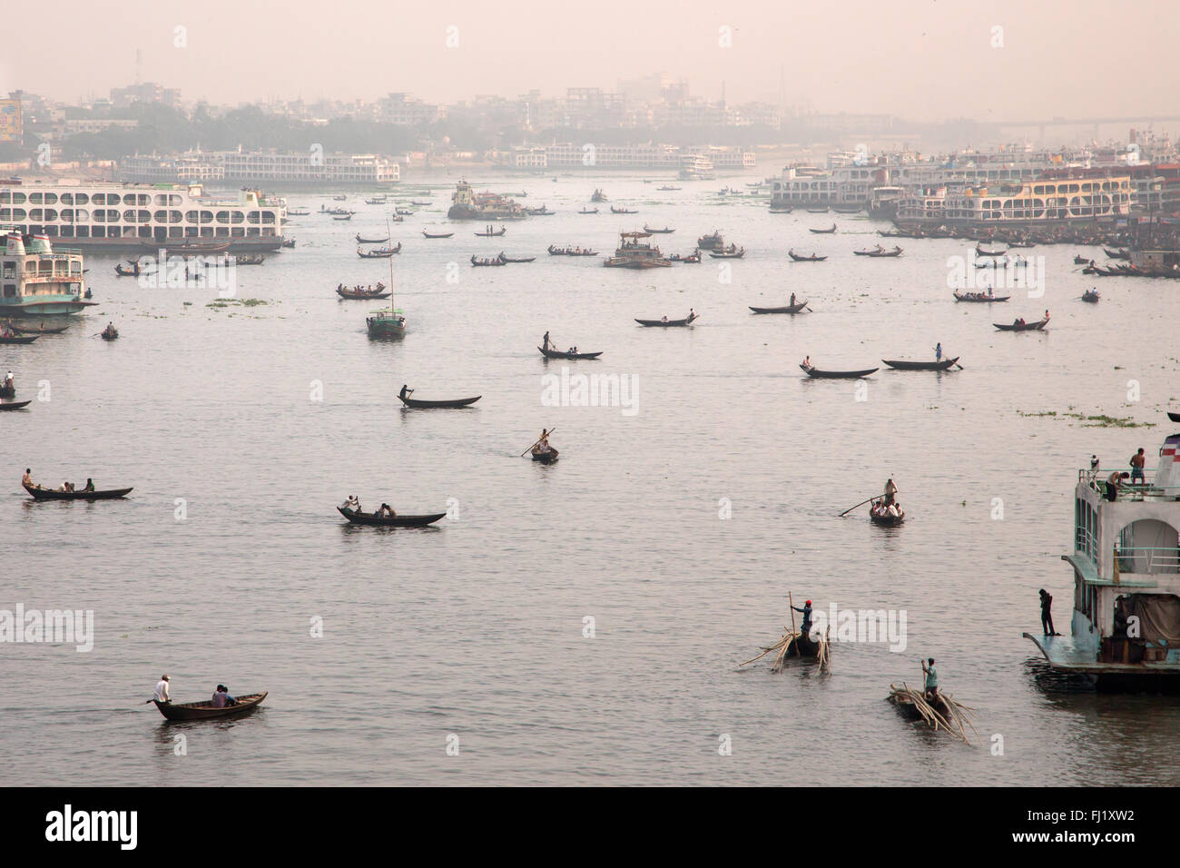 Sadarghat Hafen - Dhaka, Bangladesch - Landschaft mit Booten Stockfoto
