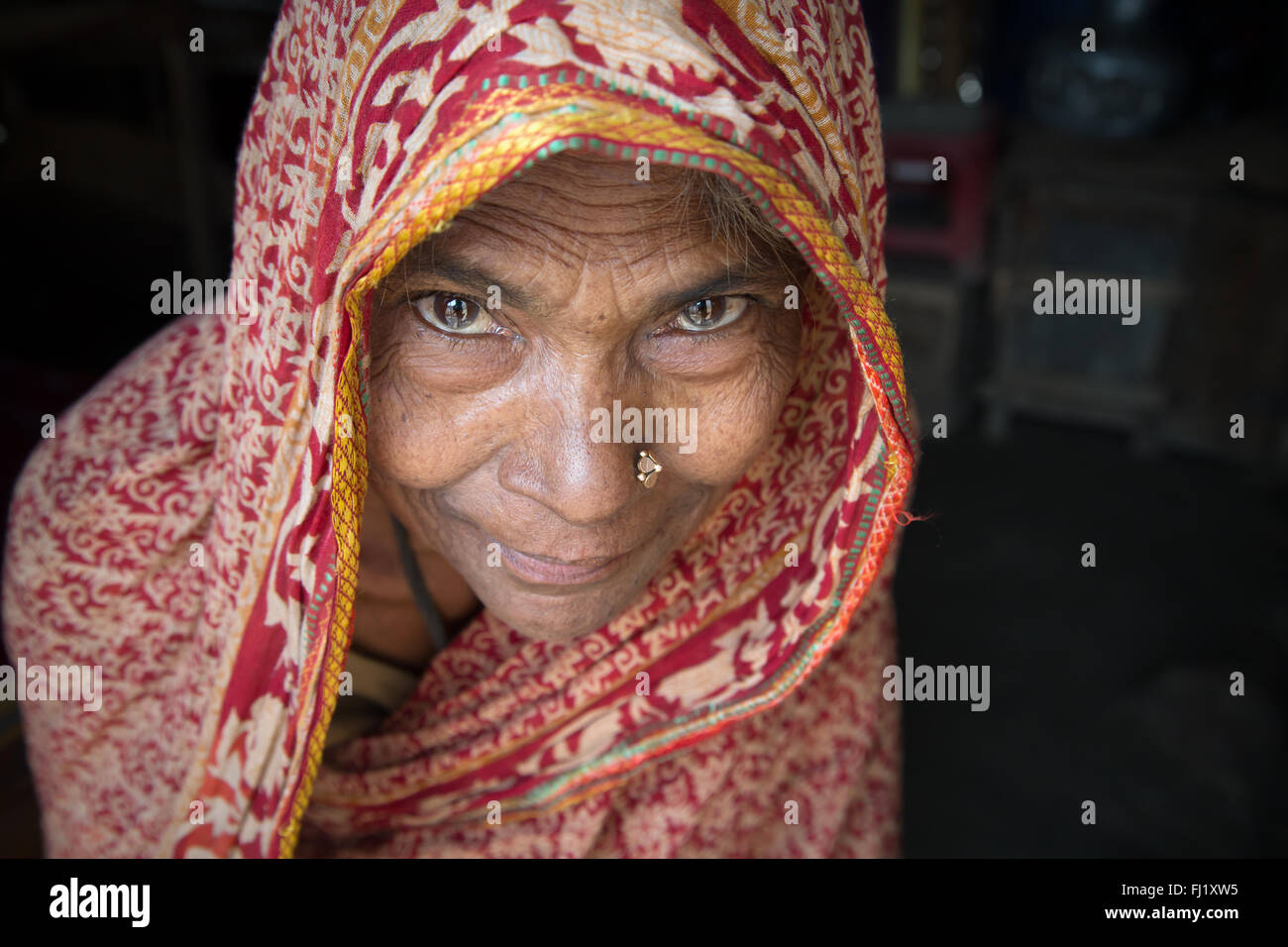Bangladesch alte Frau mit Schleier und Nase ring Piercing in Dhaka, Bangladesh Stockfoto