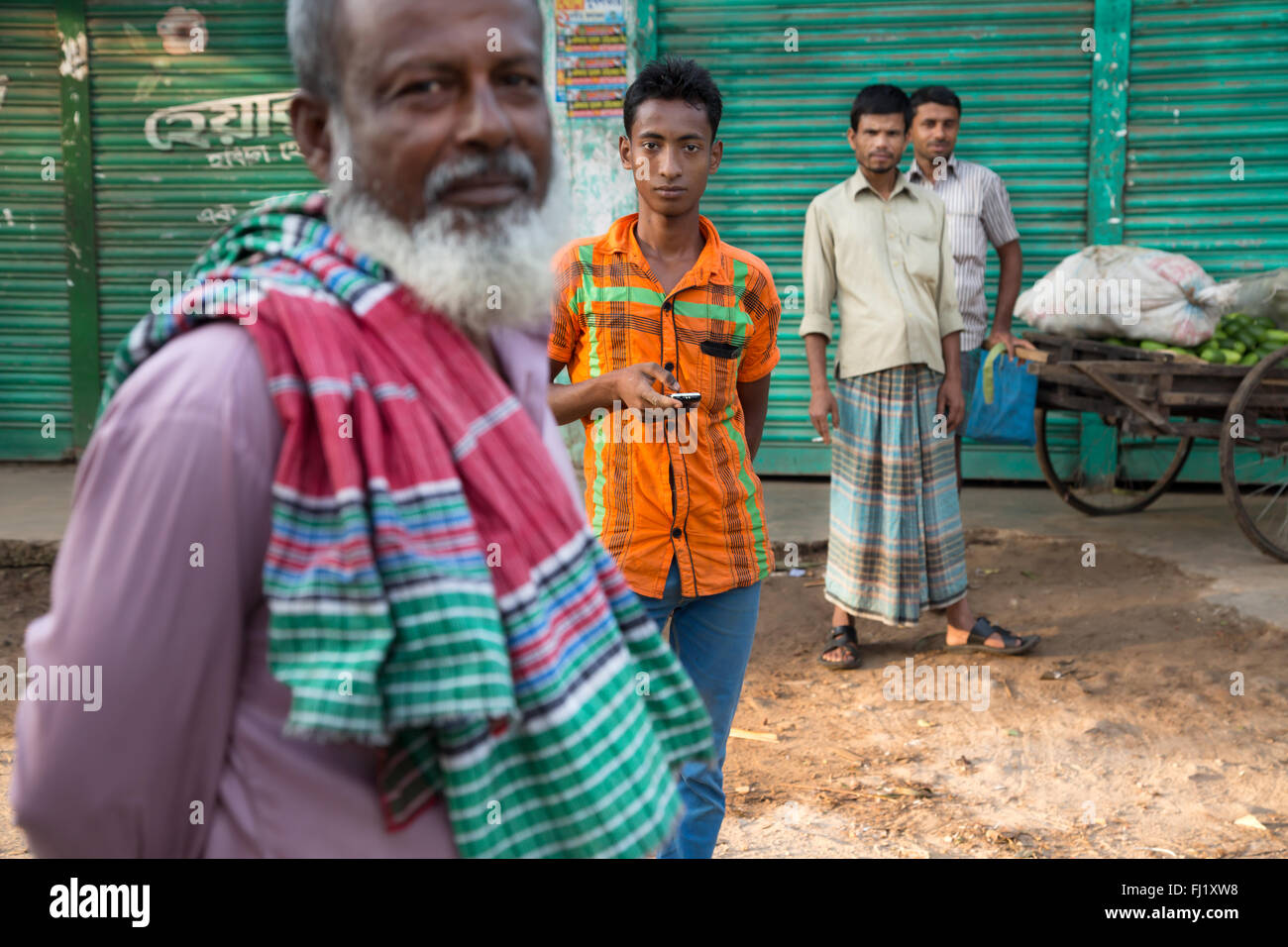 Vier Männer tragen Lungi in Sreemangal, Bangladesch Stockfoto