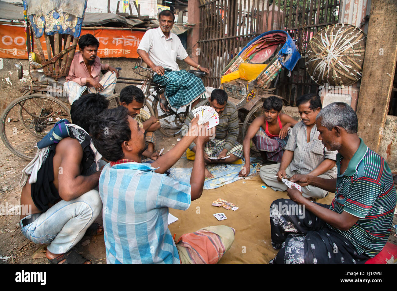 Rikscha Fahrer haben eine Pause und spielen Karten in Sadarghat, Dhaka, Bangladesch Stockfoto