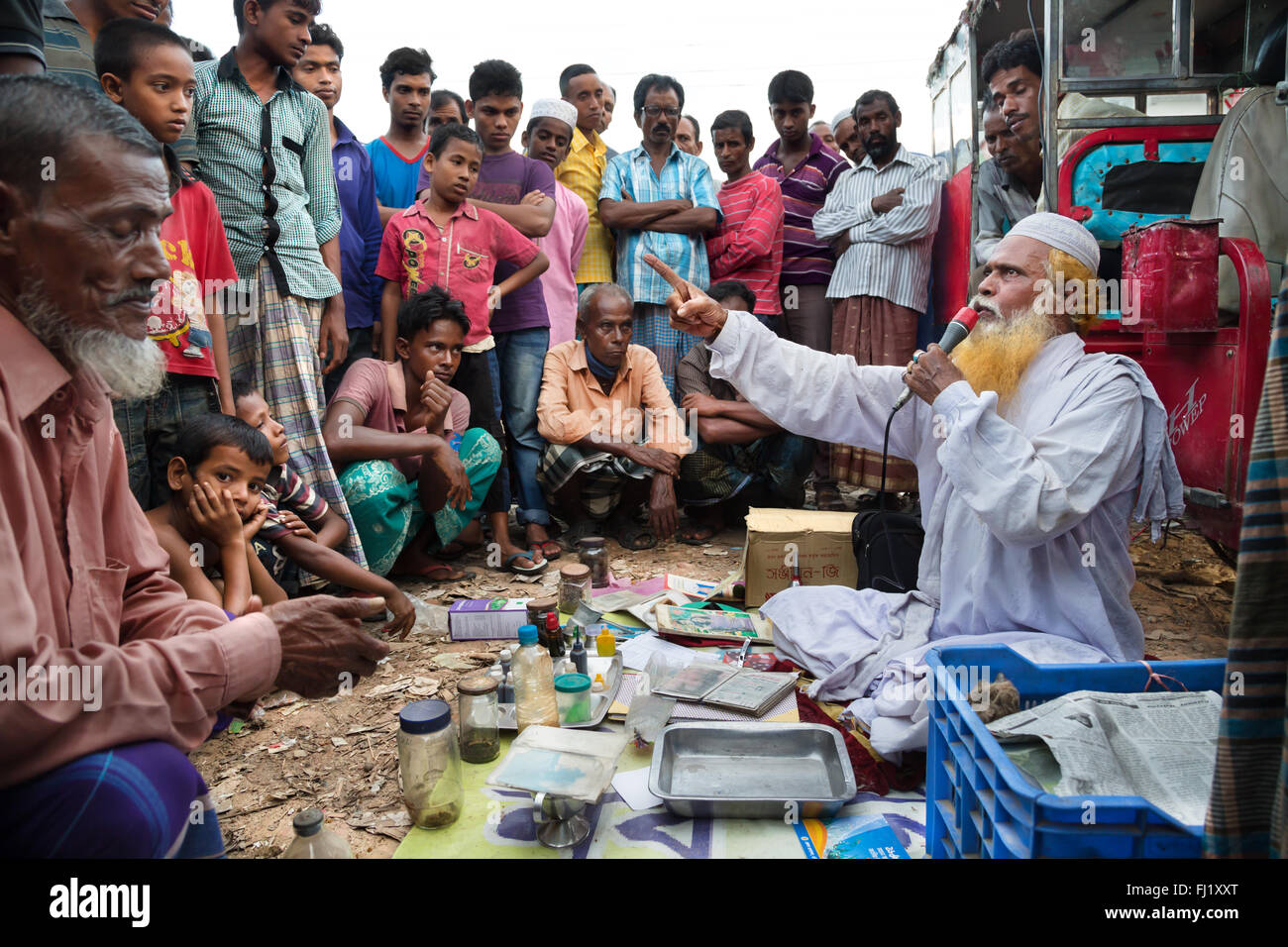 Muslimische traditionelle Heiler in Sreemangal, Bangladesch durchführen Stockfoto