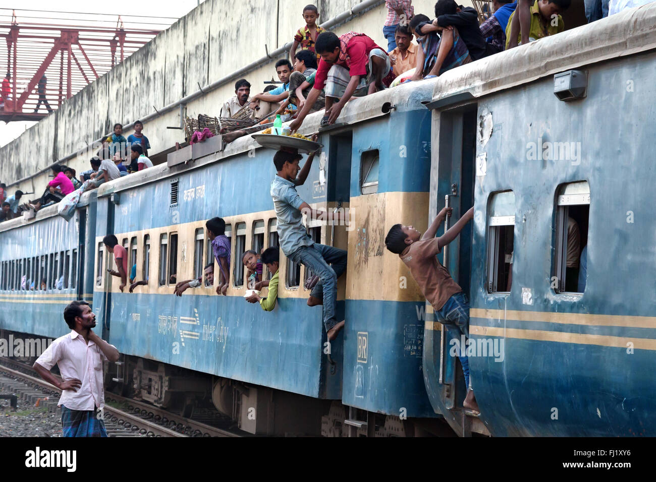 Überfüllten Zug am Bahnhof in Dhaka, Bangladesh Stockfoto