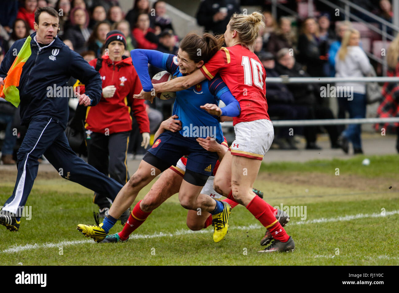 Troll, Wales, Großbritannien. 28. Februar 2016. -Wales V Frankreich - Frauen RBS 6 Nations 2016 - nehmen auf die Welsh-Verteidigung-Kredit: Samuel Bay/Alamy Live News Stockfoto