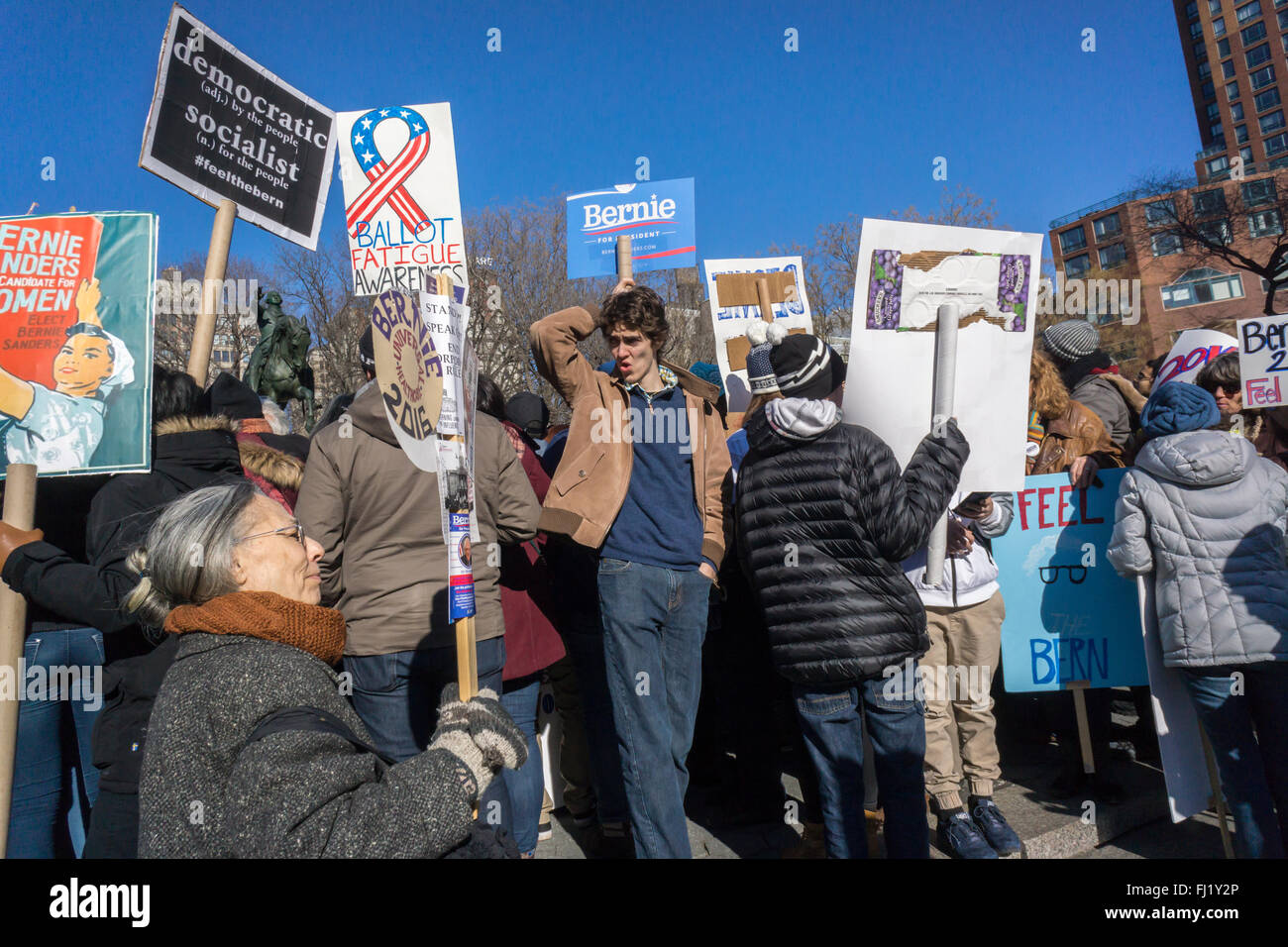 New York, USA. 27. Februar 2016. Mehrere hundert Anhänger von Präsidentschaftskandidat Bernie Sanders Rallye am Union Square in New York auf Samstag, 27. Februar 2016. Bildnachweis: Richard Levine/Alamy Live-Nachrichten Stockfoto