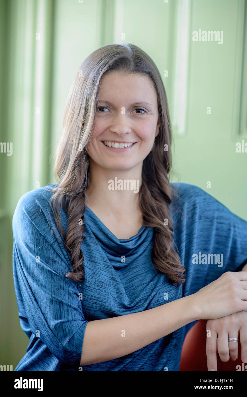 Frau mit langen Curling Haar auf farbigen Hintergrund Stockfoto