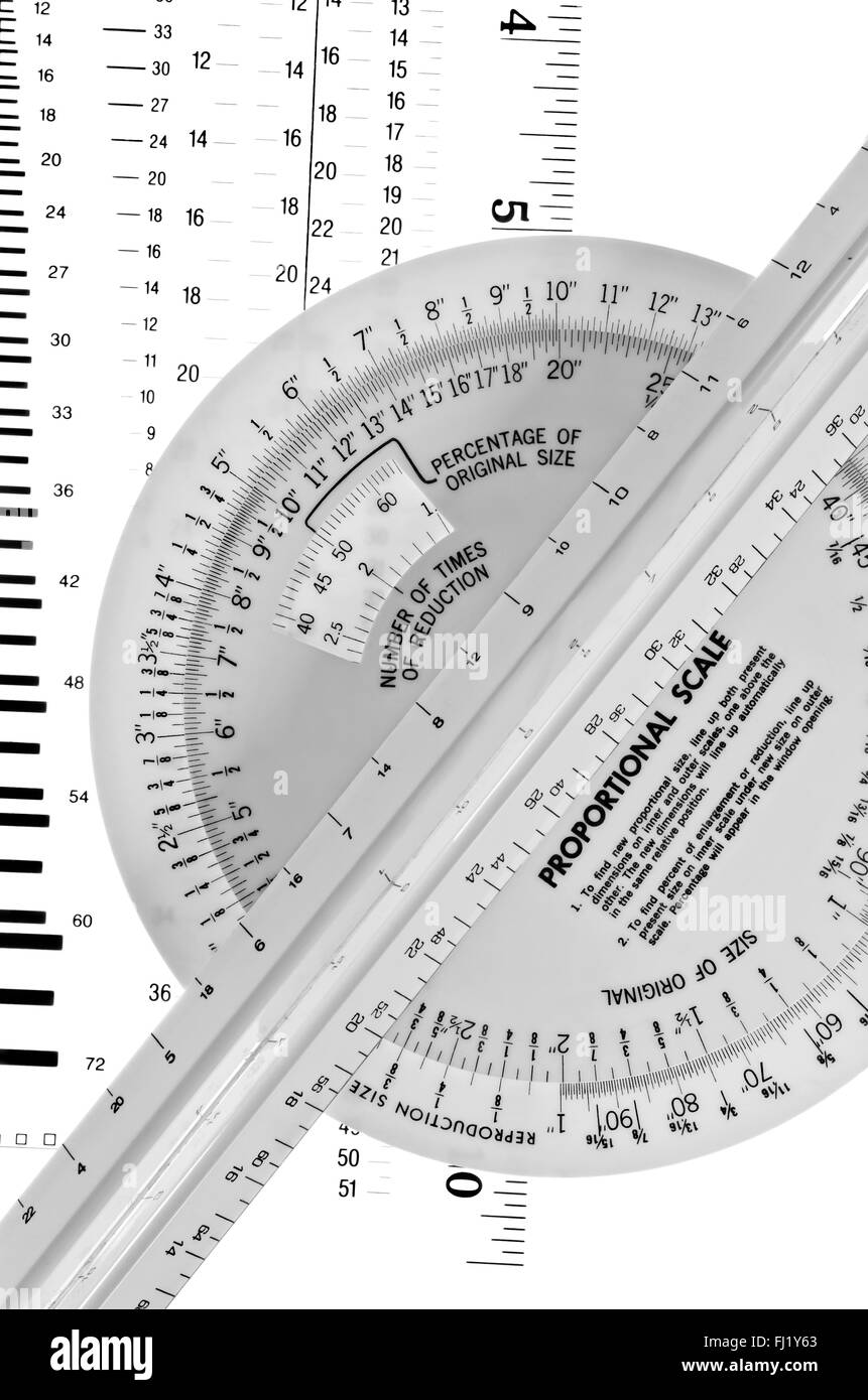 Lineale und Rad in Ausarbeitung zur Umwandlung von Maßeinheiten von Proportion und Skalierung verwendet Stockfoto