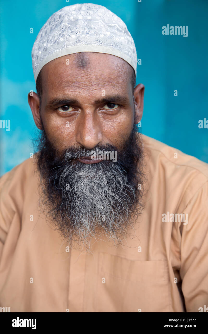 Portrait von muslimischen Mann mit Taqiyah (Gap) und Bart und Gebet bump (zebibah) in Sreemangal, Bangladesch Stockfoto