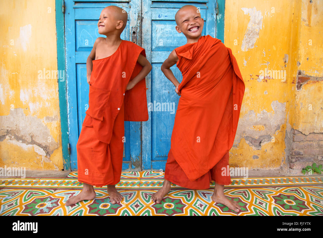 Zwei lächelnde glückliche junge buddhistische Mönche im Kloster in Battambang, Kambodscha Stockfoto