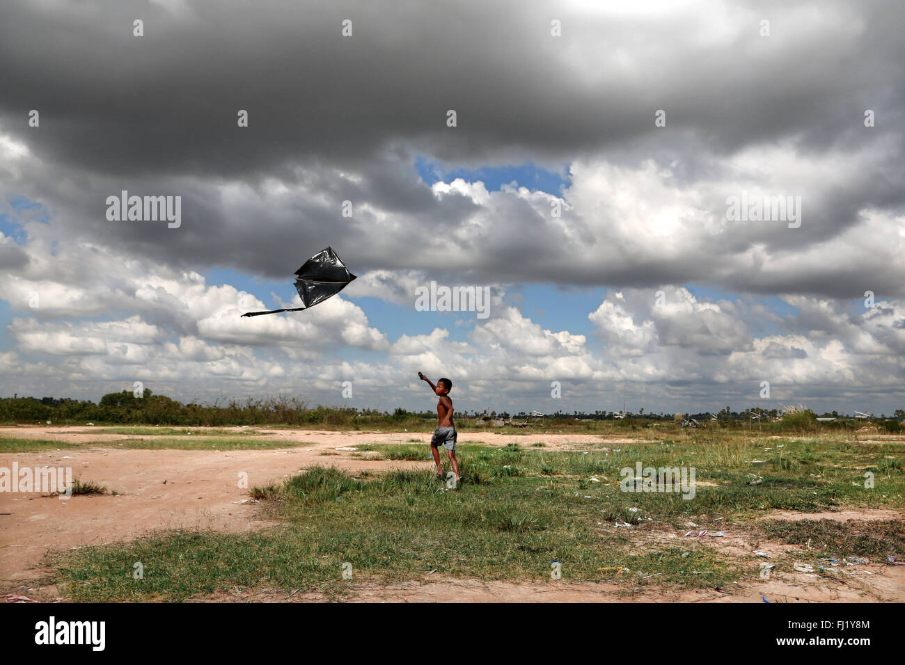 Kid Flying Kite See Tonle Sap, Kambodscha Stockfoto