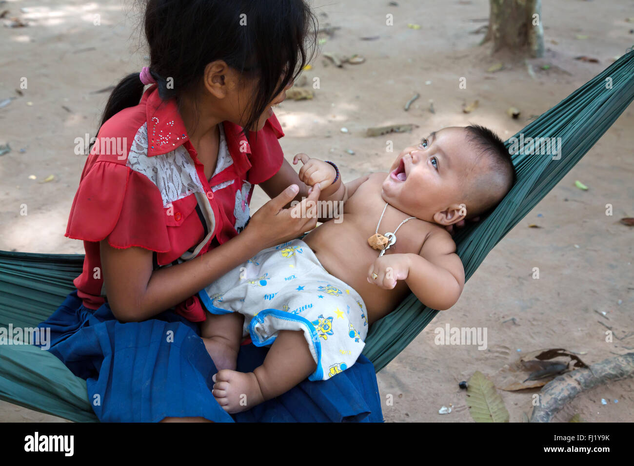 Schwester mit jüngeren Bruder in Siem Reap, Kambodscha Stockfoto