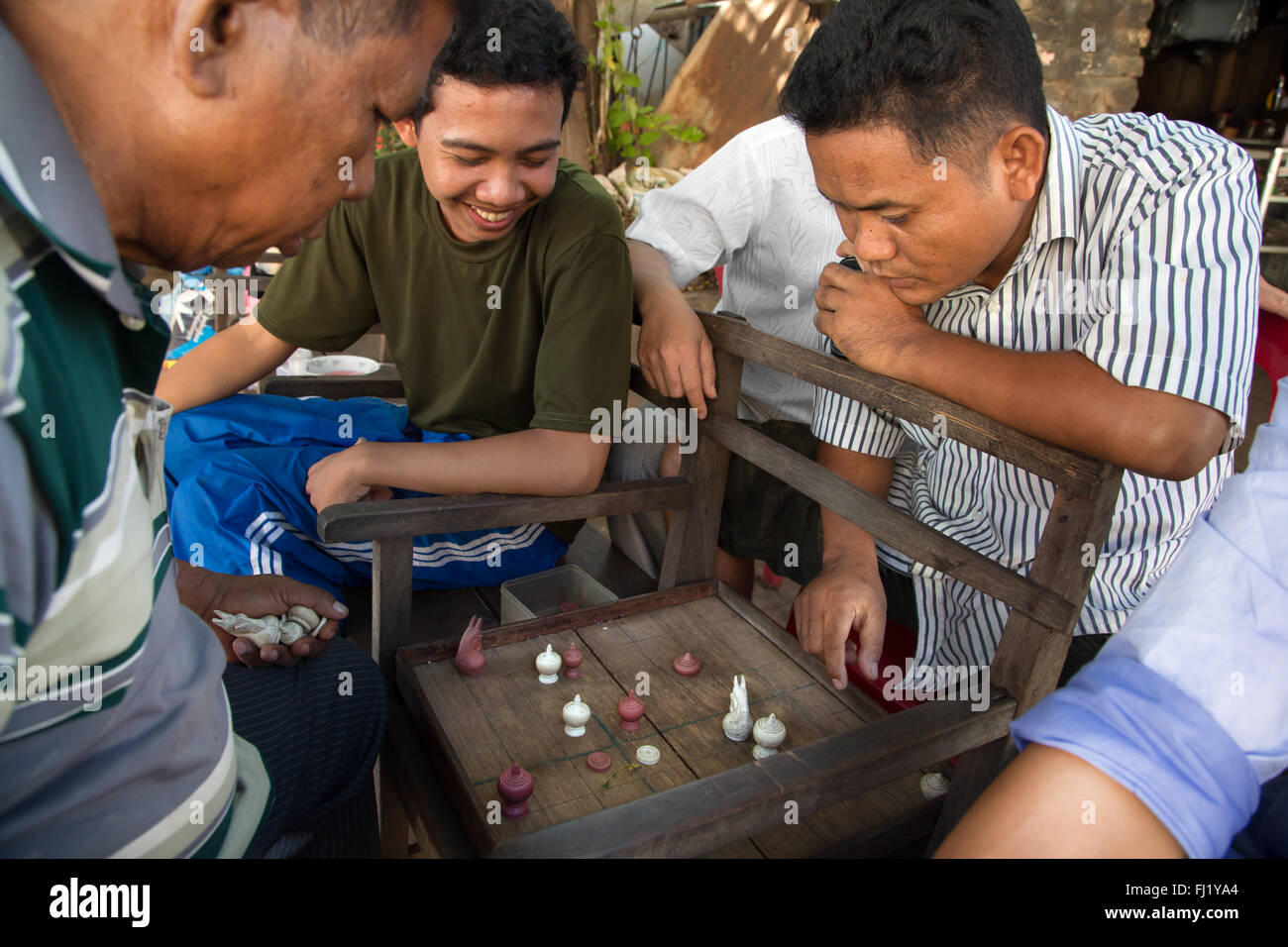 Männer spielen Schach in Kampot, Kambodscha Stockfoto