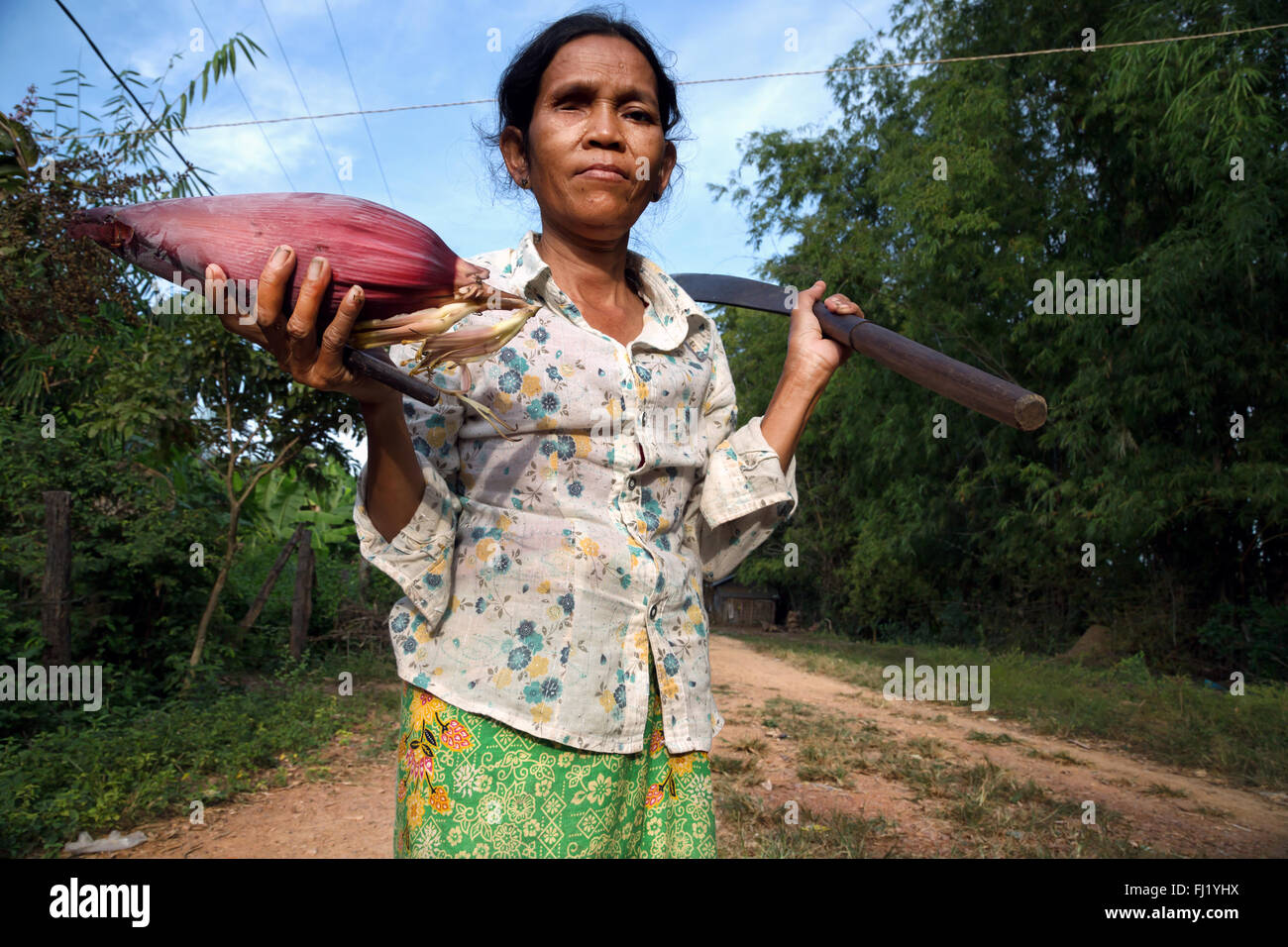 Kambodschanischen Frau mit Machete und tropische Früchte, Battambang Stockfoto