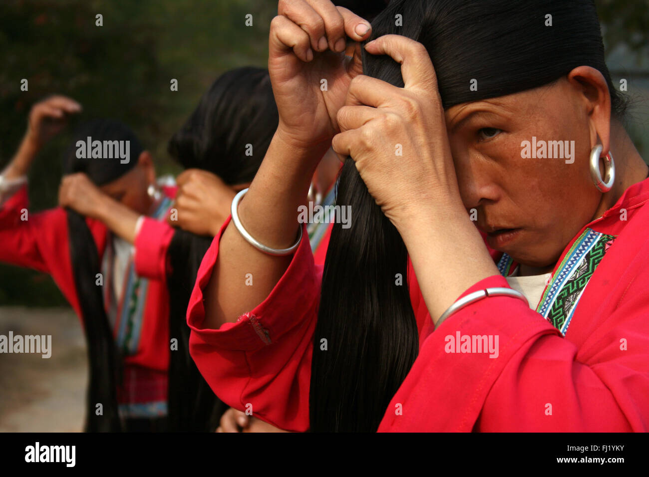 Yao Stammes Frauen Vorbereitung der Haare in Longsheng, China Stockfoto