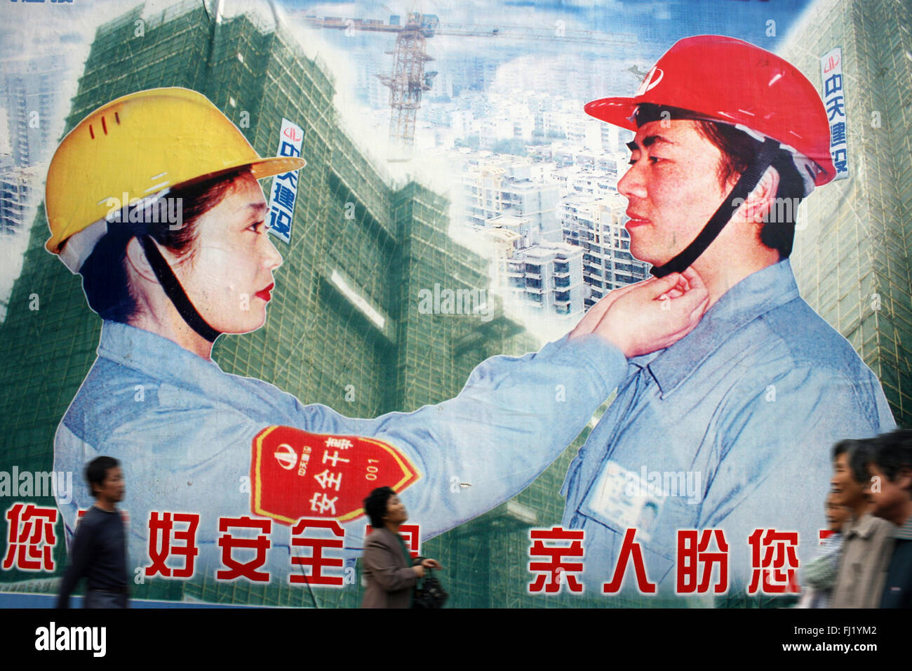Männer an der Arbeit und die Sicherheitsmaßnahmen in einer Straße von Shanghai, China Stockfoto