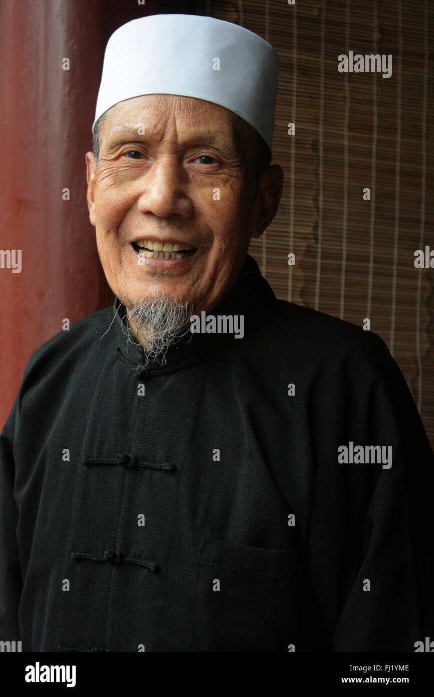 Muslimischen Mann mit traditionellen muslimischen Hut in Xi'an, China Stockfoto