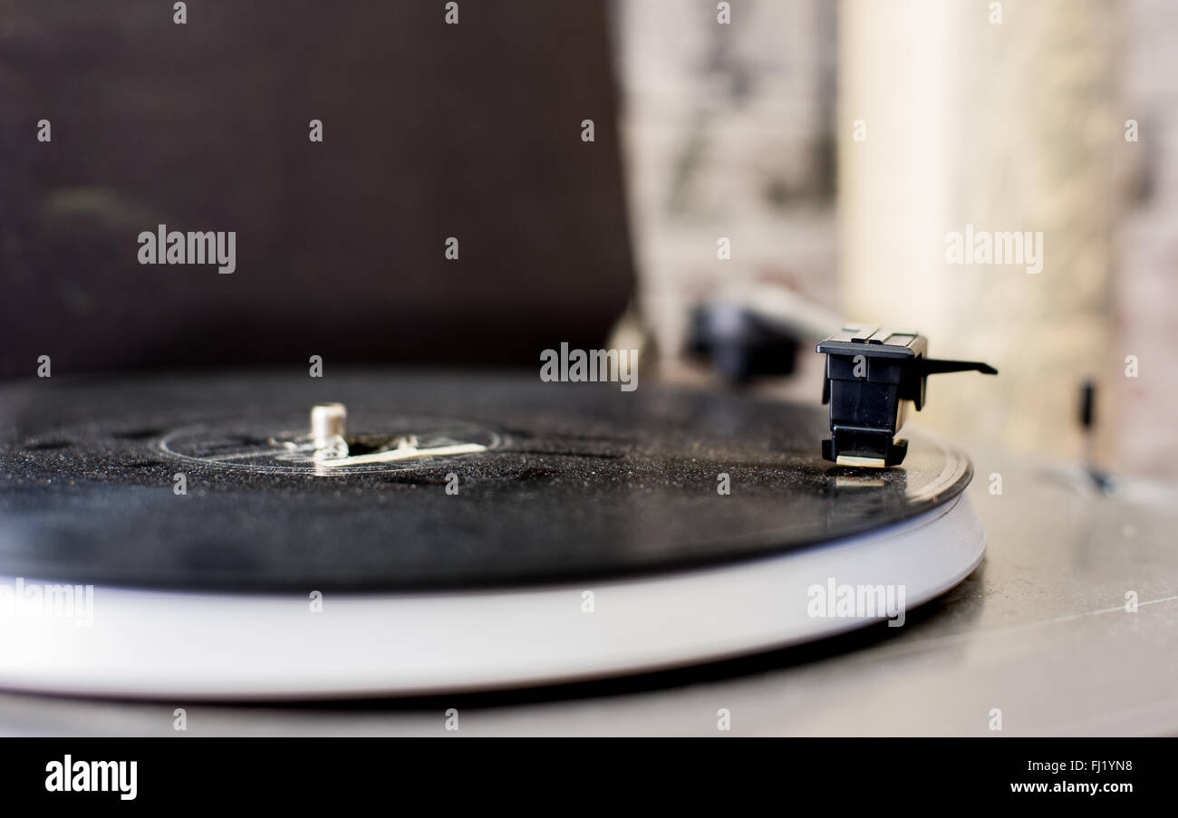 Alten staubigen Plattenspieler Detail mit Vinyl Disc und Stift selektiven Fokus Stockfoto