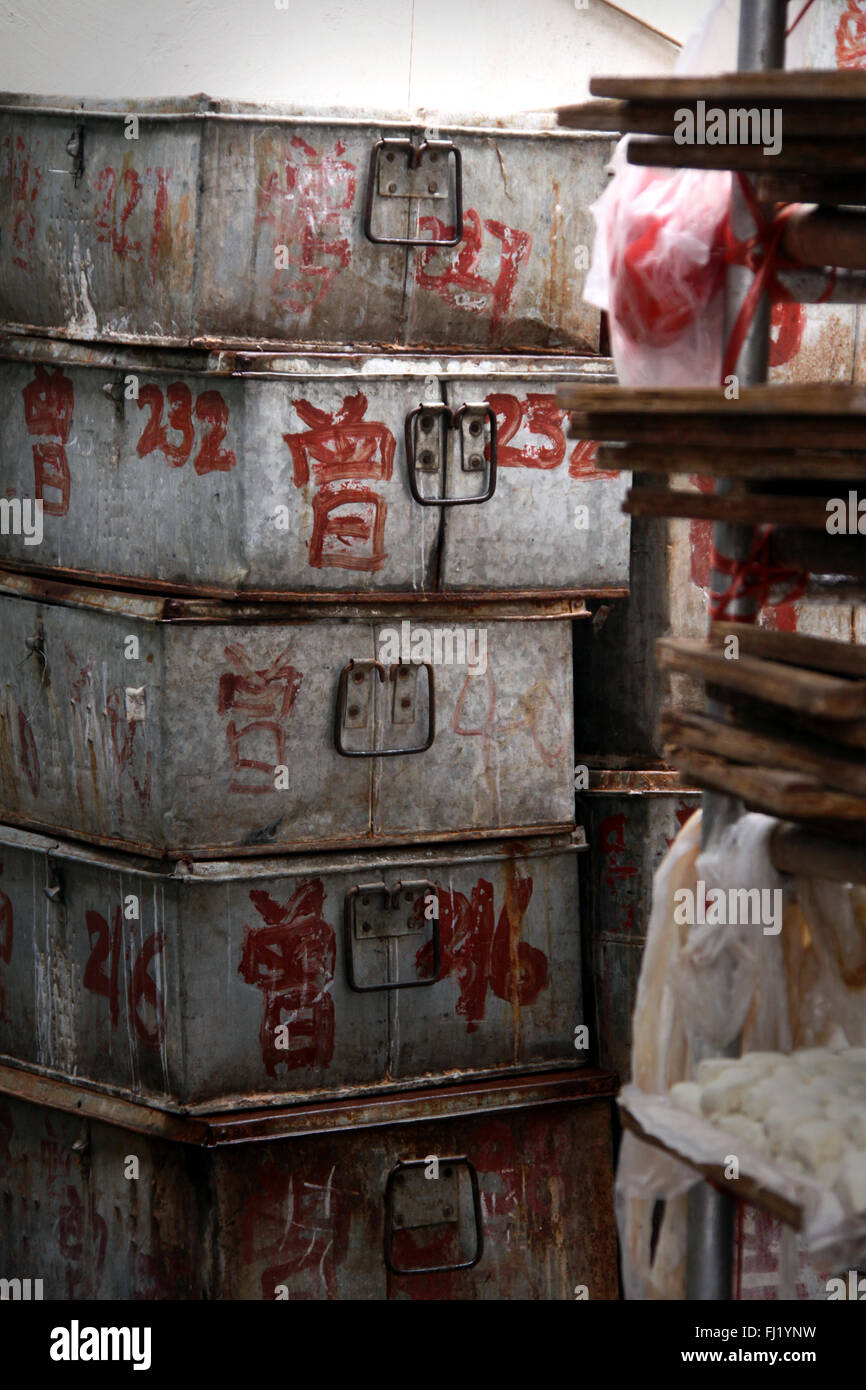 Kisten aus Metall mit chinesischen Schriften in Kunming, China Stockfoto