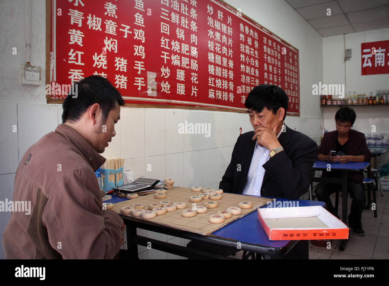 Zwei Männer spielen Schach in Kunming, China Stockfoto