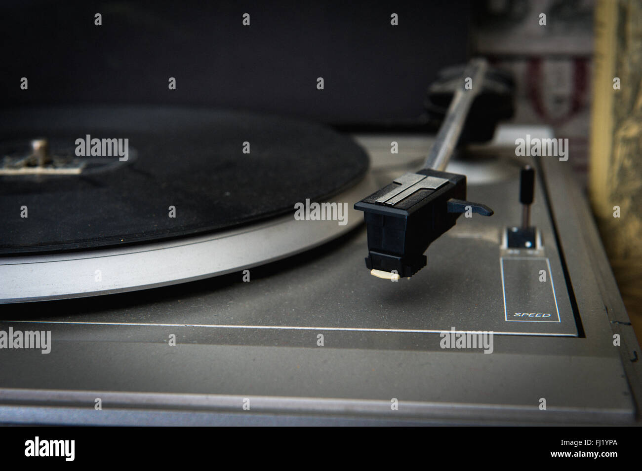 Alten staubigen Plattenspieler Detail mit Vinyl Disc und Stift selektiven Fokus Stockfoto