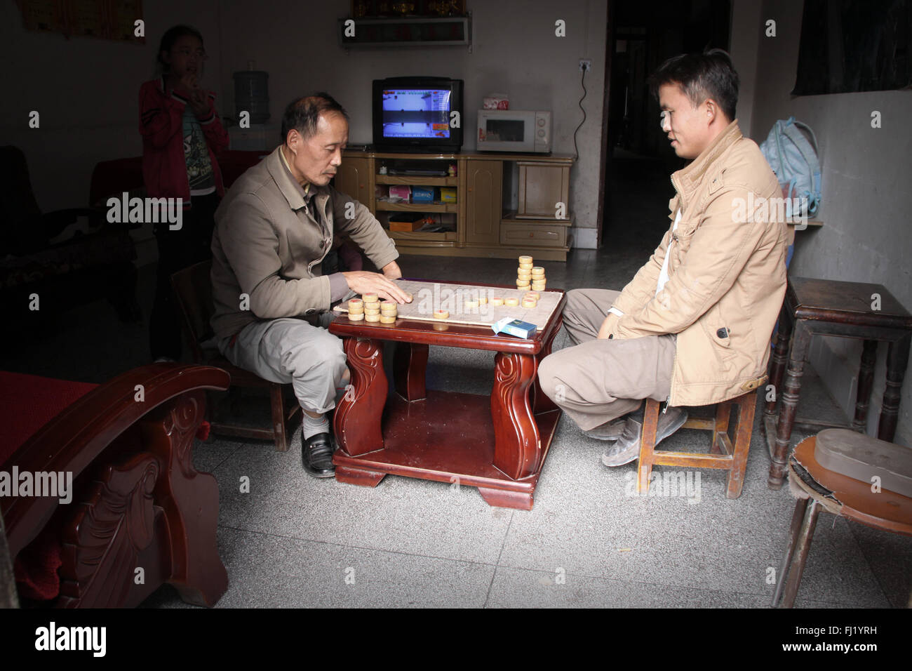 Zwei Männer spielen Schach in Zhenyuan, Guizhou, China Stockfoto
