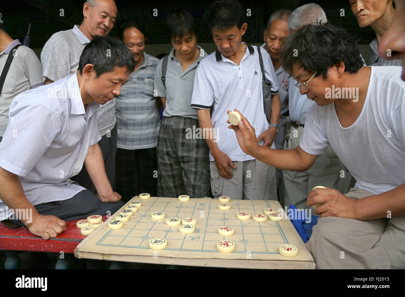 Gruppe der Männer spielen Schach im Tempel des Himmels Park, Peking, China Stockfoto