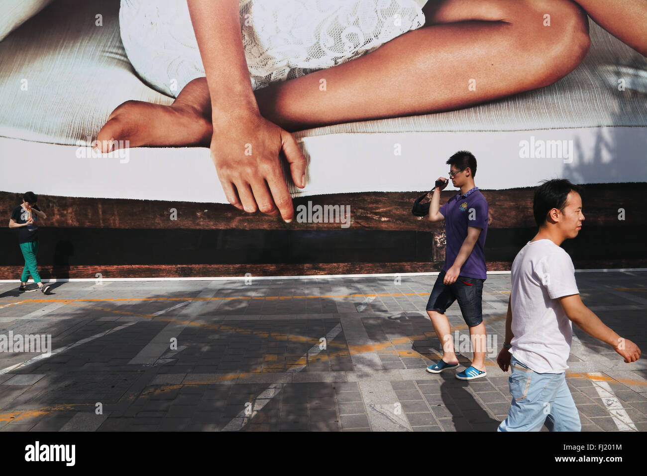 Menschen zu Fuß in einer Straße von Xi'an, China Stockfoto