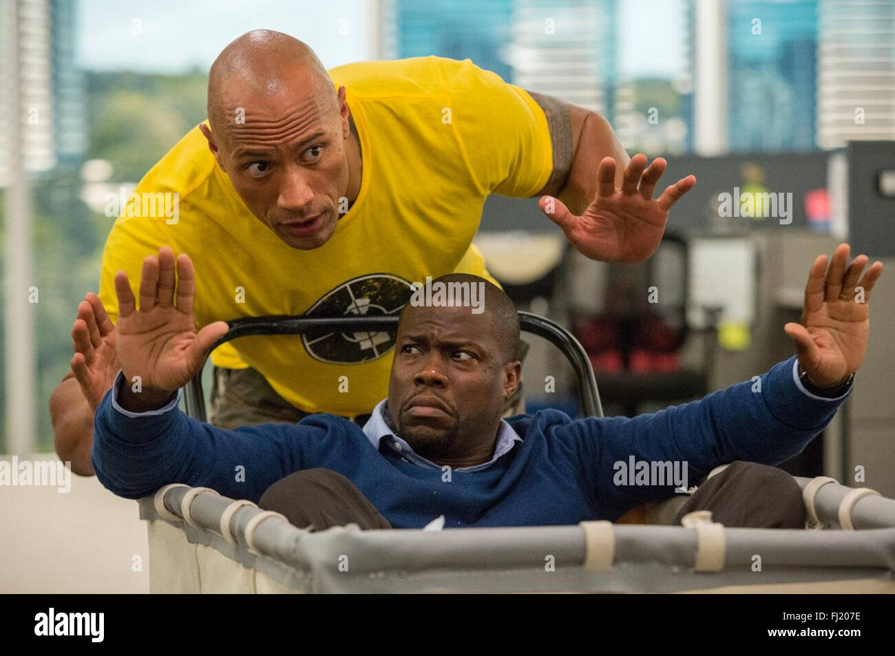 CENTRAL INTELLIGENCE 2015 Warner Bros Film mit Dwayne Johnson auf der linken Seite und Kevin Hart Stockfoto