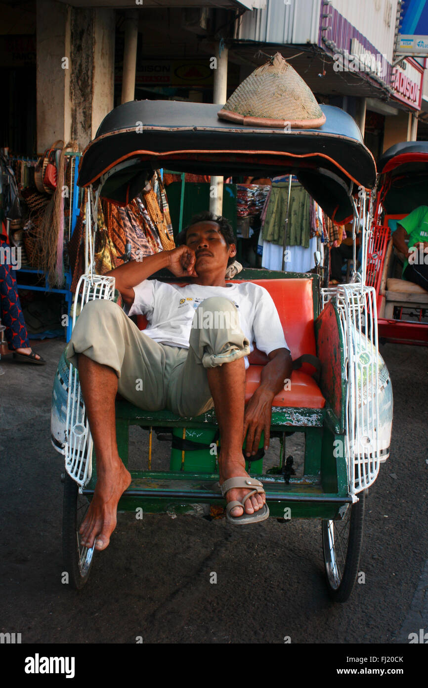 Becak Fahrer schlafen in einer Straße von Yogyakarta Indonesien Stockfoto