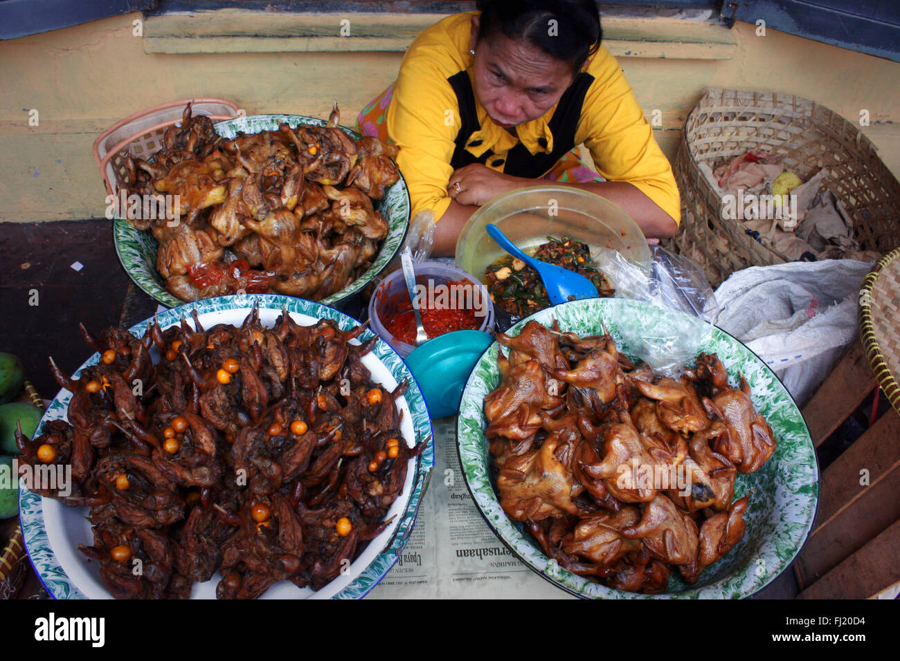 Frau Verkauf von Fleisch in einer Straße von Yogyakarta Indonesien Stockfoto