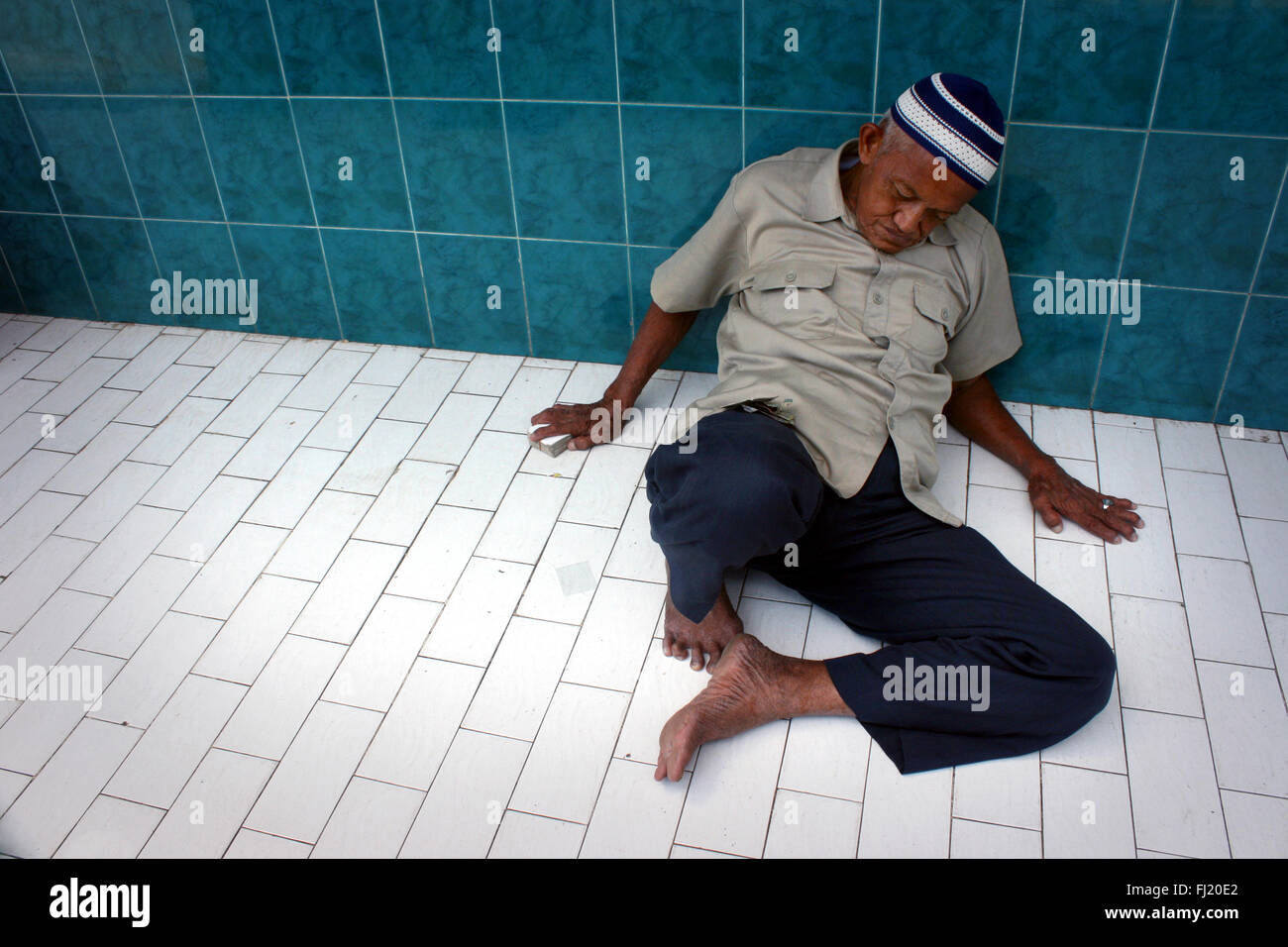 Muslimischen Mann schlafen in einer Moschee in Jakarta, Indonesien, während des Ramadan Stockfoto