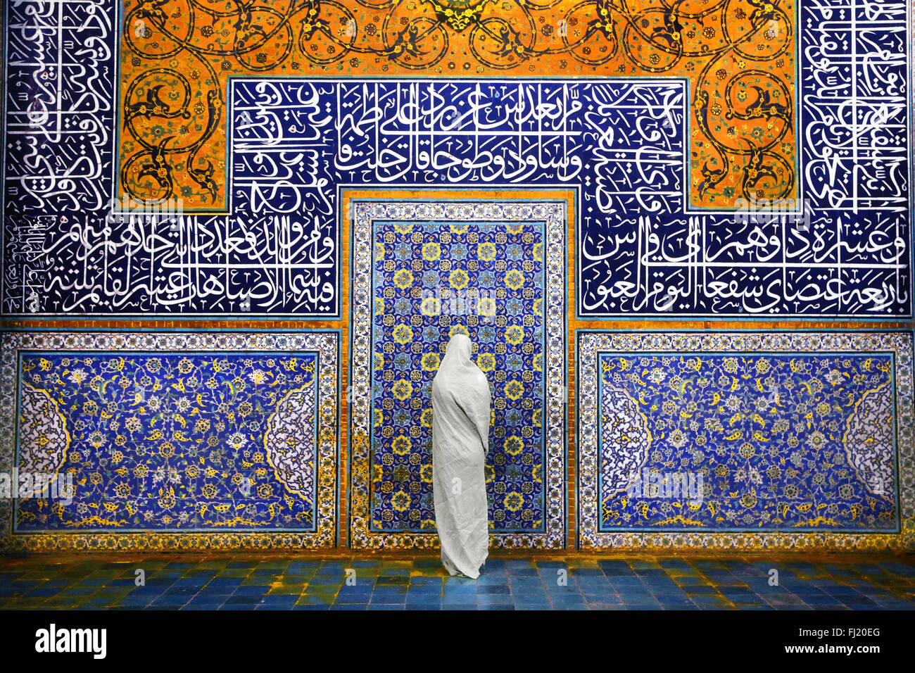 Verschleierte Muslimin und Architektur von Sheikh Lotfollah Moschee, Isfahan Stockfoto