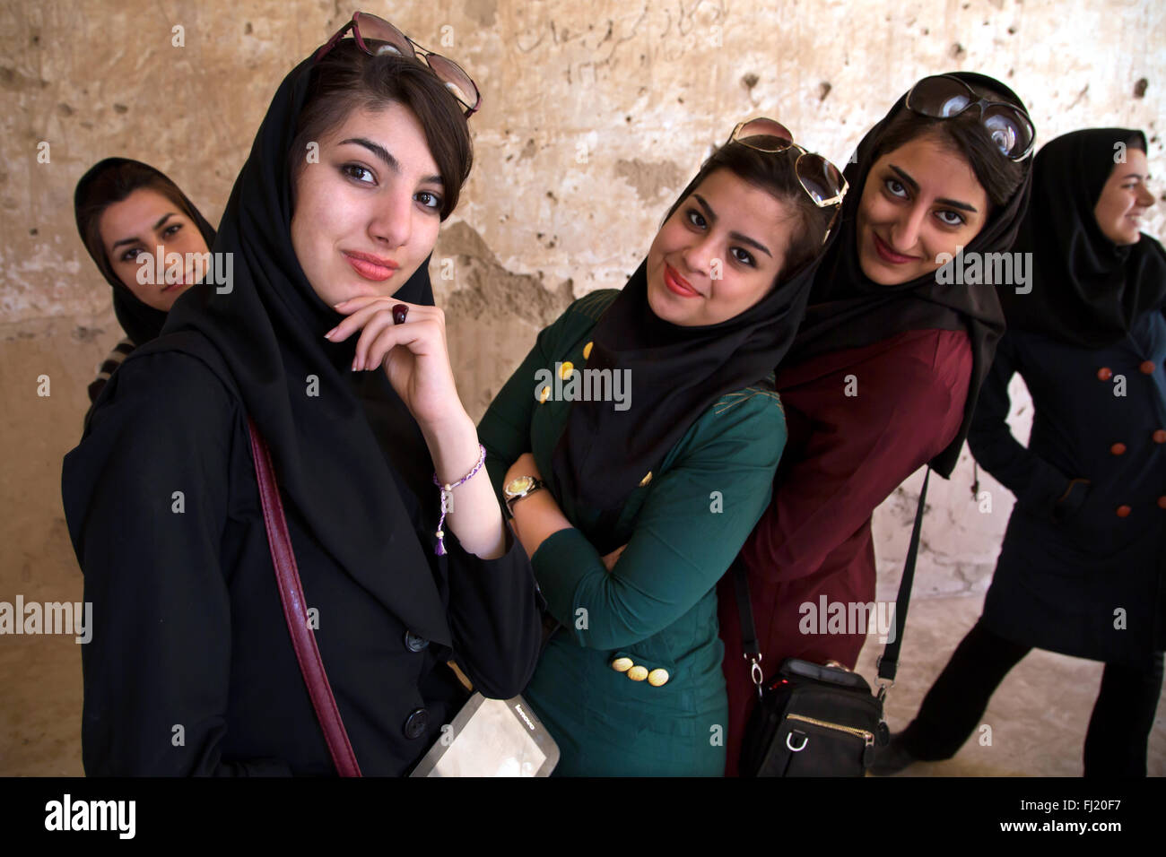 Kopf bedeckte Muslimische Iranische junge Frauen posieren in Masjed-e Jameh, Fahraj, Iran Stockfoto