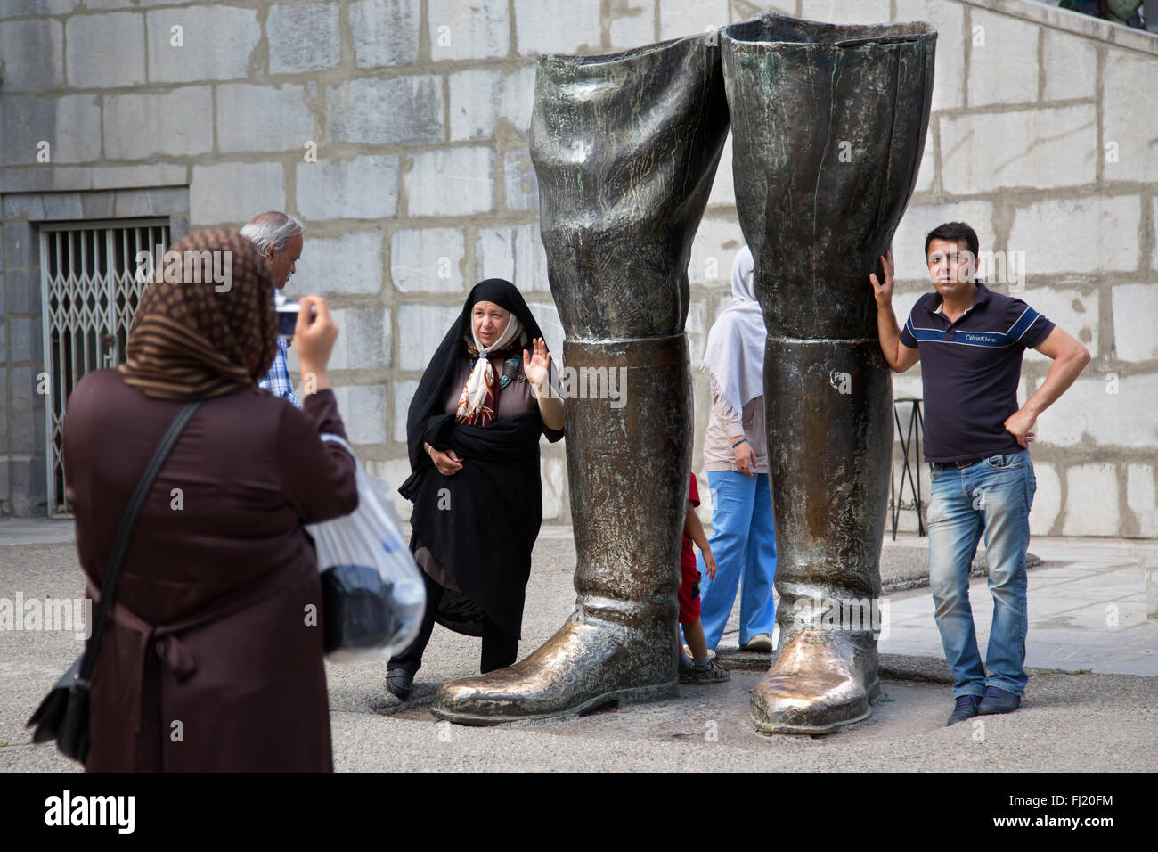 Eine iranische Familie stellen neben dem Stiefel der Schah an der Sa'dAbad Komplex, Valiasr Straße, Teheran, Iran Stockfoto