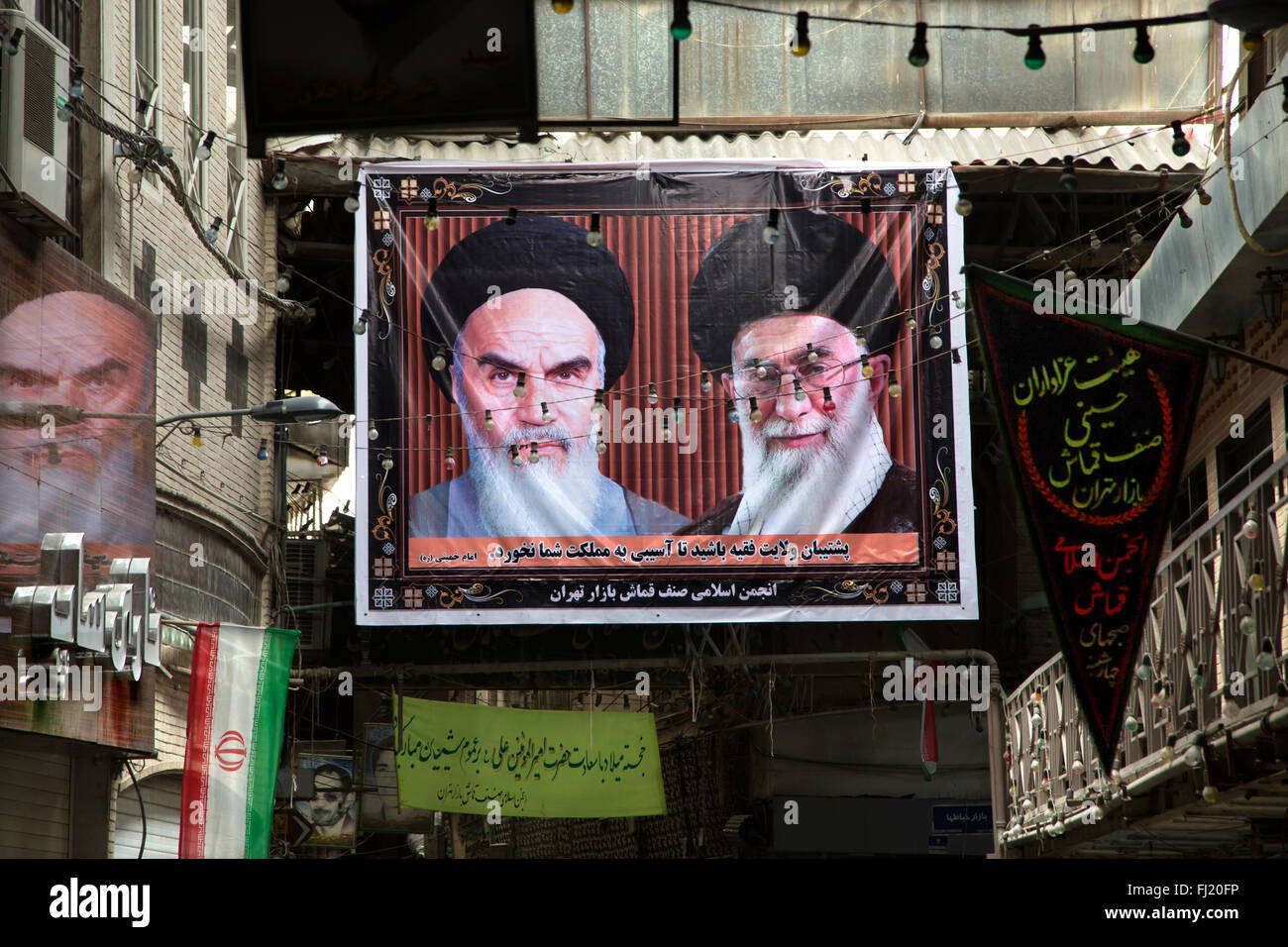 Porträts von Ayatollah Khomeini Ali Hosseini Khamenei im Großen Basar von Teheran, Iran Stockfoto