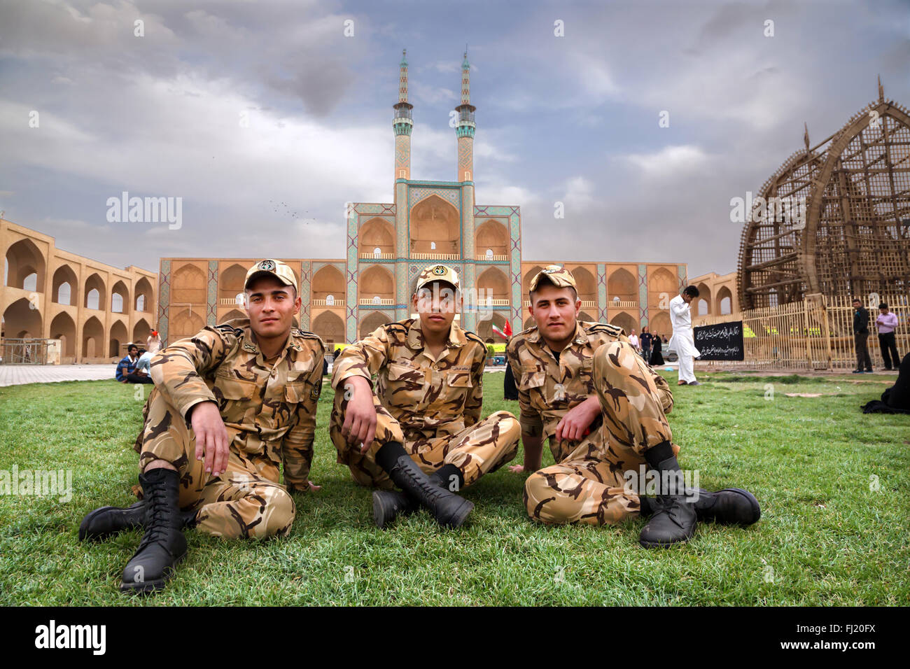 Militärs mit einheitlichen vor der Amir Chakhmagh Komplex, Yazd, Iran posing Stockfoto