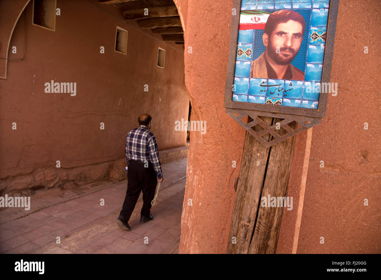 Bild von ein iranischer Soldat, Märtyrer, die während der Iran gestorben - der Irak Krieg, in den Straßen von Abyaneh Stockfoto
