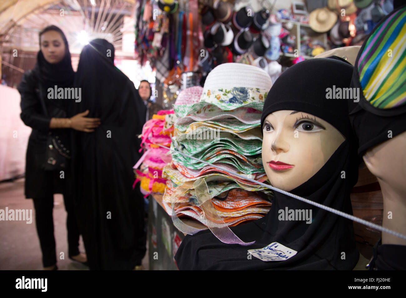 In der Nähe auf einem Hijab für Verkauf auf einen Kunststoff Modell in der vakil Basar in Shiraz, Provinz Fars, Iran Stockfoto