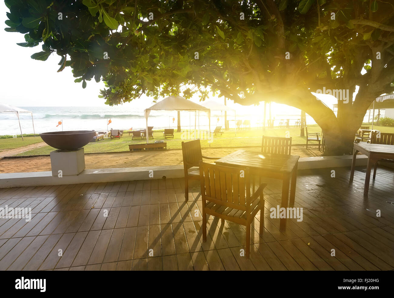 Cafe in der Nähe von Ocean am sonnigen Morgen Stockfoto