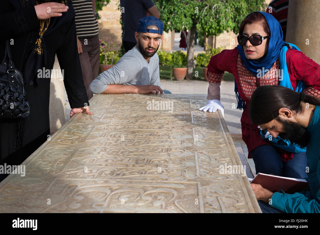 Die Menschen beten und meditieren um das Grab/Mausoleum von Hafez, Shiraz Stockfoto