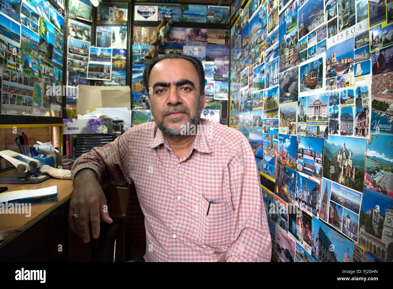 Porträt des iranischen Mann, der den Eingang hält an Nasir al-Mulk Moschee, Shiraz. Stockfoto