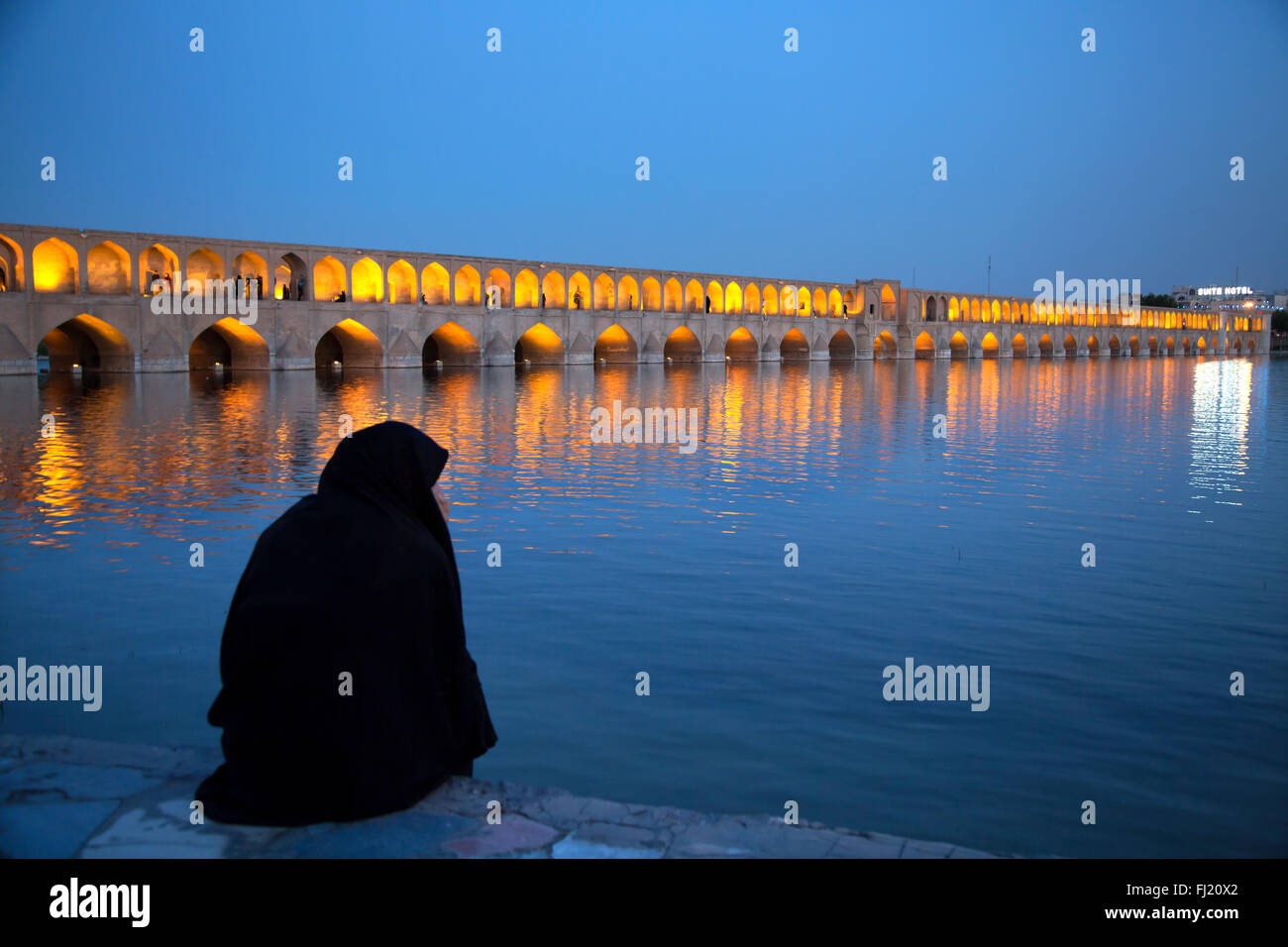 Frau an der Siosepol Brücke, Isfahan, iran Stockfoto