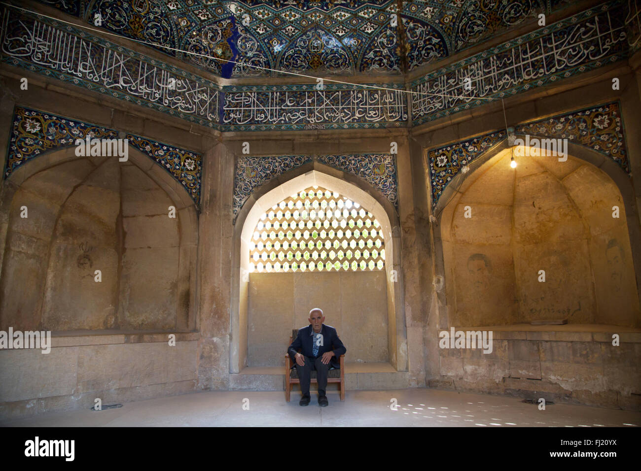 Mann in Khan madressa, Shiraz, Iran sitzen Stockfoto