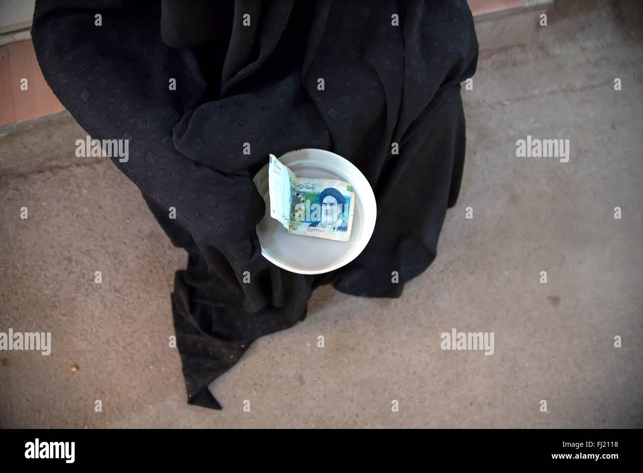 Bettler Frau mit Kopftuch in den Straßen von Ispahan, Iran abgedeckt Stockfoto